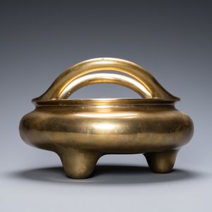 Un grand brûle-parfum tripod en bronze, marque de Xuande avec inscription, Chine, 17/18ème — photo 6