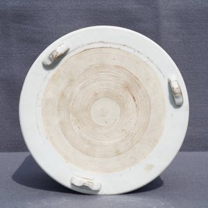 Un grand brûle-parfum tripod en porcelaine de Chine bleu et blanc, Kangxi — photo 16