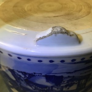 Un grand brûle-parfum tripod en porcelaine de Chine bleu et blanc, Kangxi — photo 9