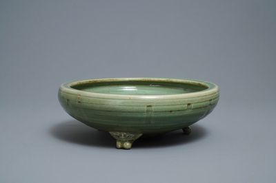 Un grand brûle-parfum tripod en porcelaine de Chine céladon de Longquan, Ming