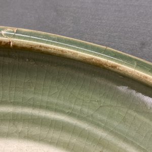 Un grand brûle-parfum tripod en porcelaine de Chine céladon de Longquan, Ming — photo 13
