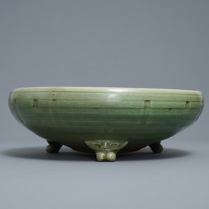 Un grand brûle-parfum tripod en porcelaine de Chine céladon de Longquan, Ming — photo 2