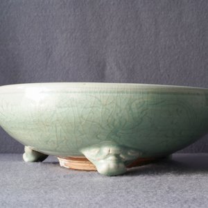 Un grand brûle-parfum tripod en porcelaine de Chine céladon de Longquan, Ming — photo 16