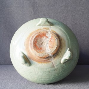 Un grand brûle-parfum tripod en porcelaine de Chine céladon de Longquan, Ming — photo 18