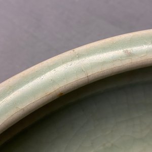 Un grand brûle-parfum tripod en porcelaine de Chine céladon de Longquan, Ming — photo 10