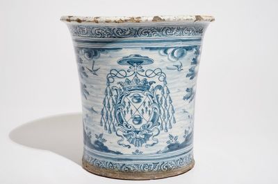 Un grand cache-pot armorié à décor d'animaux en faïence de Talavera, Espagne, 17/18ème