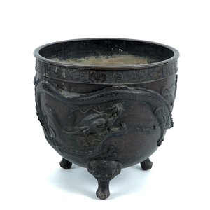 Un grand cache-pot en bronze à décor d'un dragon et phénix en relief, Meiji, 19ème — photo 1