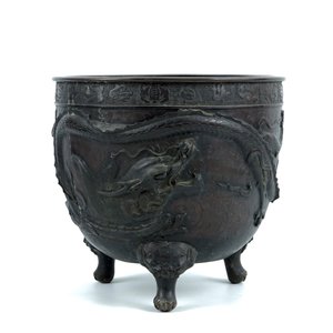 Un grand cache-pot en bronze à décor d'un dragon et phénix en relief, Meiji, 19ème — photo 4