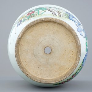Un grand cache-pot en porcelaine de Chine famille rose, 19ème — photo 5