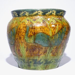 Un grand cache-pot en poterie flamande à décor de paons, signé LMV, Torhout, vers 1900 — photo 1