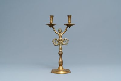 Un grand chandelier en bronze figurant une sirène aux queues de dauphin, Nuremberg, Allemagne, 16ème