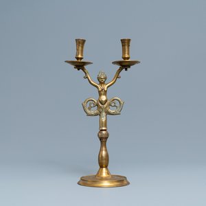 Un grand chandelier en bronze figurant une sirène aux queues de dauphin, Nuremberg, Allemagne, 16ème — photo 1