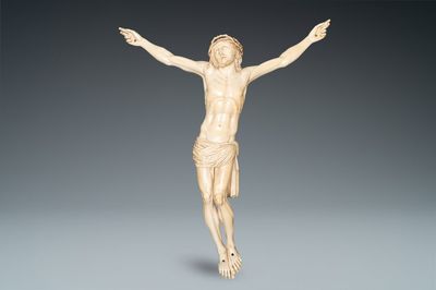 Un grand Christ en ivoire sculpté, probablement France, 19ème