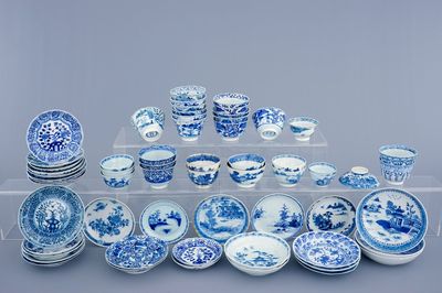 Un grand de lot de 31 tasses et 30 soucoupes en porcelaine de Chine bleu et blanc, 18/19ème