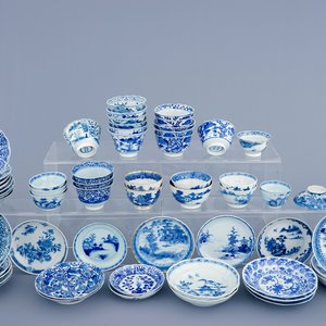 Un grand de lot de 31 tasses et 30 soucoupes en porcelaine de Chine bleu et blanc, 18/19ème — photo 1
