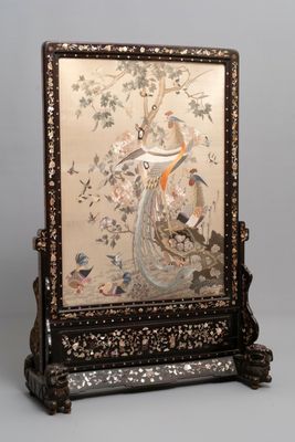 Un grand écran en bois incrusté de nacre avec une broderie en soie, Chine, 19ème