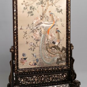 Un grand écran en bois incrusté de nacre avec une broderie en soie, Chine, 19ème — photo 1