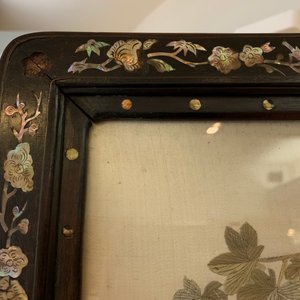 Un grand écran en bois incrusté de nacre avec une broderie en soie, Chine, 19ème — photo 13