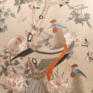 Un grand écran en bois incrusté de nacre avec une broderie en soie, Chine, 19ème — photo 3