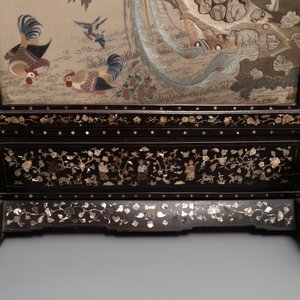 Un grand écran en bois incrusté de nacre avec une broderie en soie, Chine, 19ème — photo 4