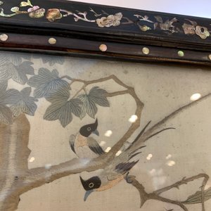 Un grand écran en bois incrusté de nacre avec une broderie en soie, Chine, 19ème — photo 9