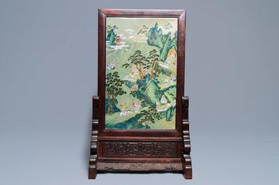Un grand écran en porcelaine de Chine famille rose sur support en bois de hongmu, Qianlong