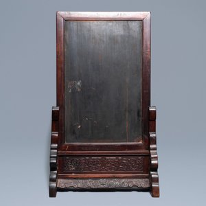 Un grand écran en porcelaine de Chine famille rose sur support en bois de hongmu, Qianlong — photo 4