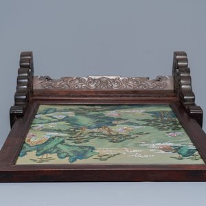 Un grand écran en porcelaine de Chine famille rose sur support en bois de hongmu, Qianlong — photo 6
