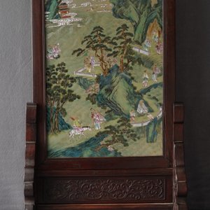 Un grand écran en porcelaine de Chine famille rose sur support en bois de hongmu, Qianlong — photo 8