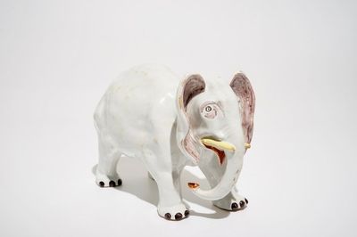 Un grand éléphant dans le style de Delft, Dèsvres, France, 19ème