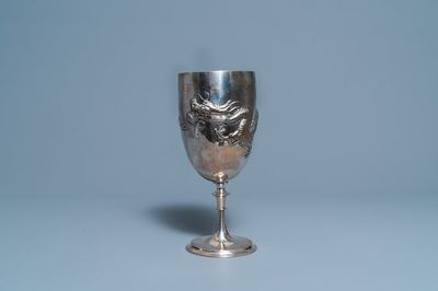 Un grand gobelet en argent à décor d'un dragon, Wang Hing, Canton, Chine, 19ème
