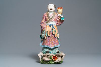 Un grand groupe d'un garçon sur un crabe en porcelaine de Chine famille rose, 19ème