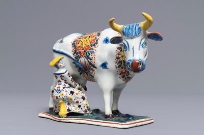 Un grand groupe d'une vache et trayeuse en faïence polychrome de Delft, 18ème