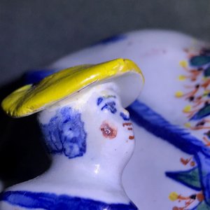 Un grand groupe d'une vache et trayeuse en faïence polychrome de Delft, 18ème — photo 12