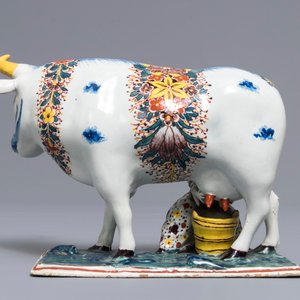 Un grand groupe d'une vache et trayeuse en faïence polychrome de Delft, 18ème — photo 4