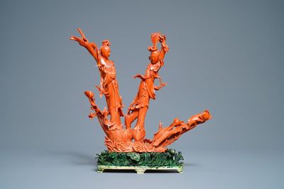 Un grand groupe en corail rouge figurant deux femmes aux éventails, Chine, 19ème