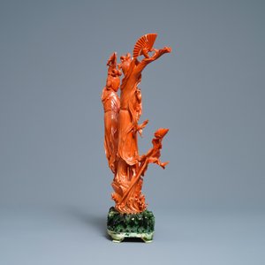 Un grand groupe en corail rouge figurant deux femmes aux éventails, Chine, 19ème — photo 2