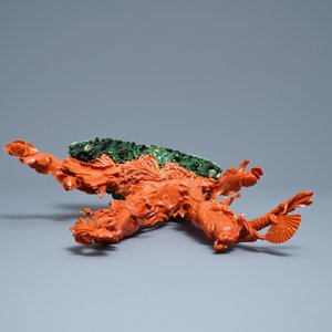 Un grand groupe en corail rouge figurant deux femmes aux éventails, Chine, 19ème — photo 5