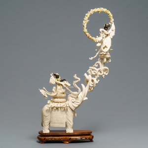 Un grand groupe en ivoire sculpté figurant un éléphant et deux femmes, Chine, 1ère moitié du 20ème — photo 3