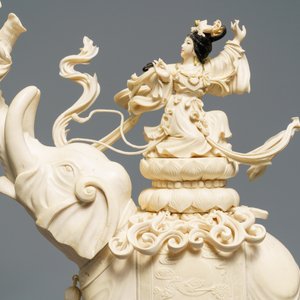 Un grand groupe en ivoire sculpté figurant un éléphant et deux femmes, Chine, 1ère moitié du 20ème — photo 6