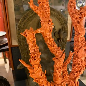 Un grand groupe figurant des oiseaux sur branches fleuries en corail rouge sculpté, Chine, 19/20ème — photo 31
