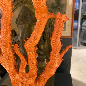 Un grand groupe figurant des oiseaux sur branches fleuries en corail rouge sculpté, Chine, 19/20ème — photo 36