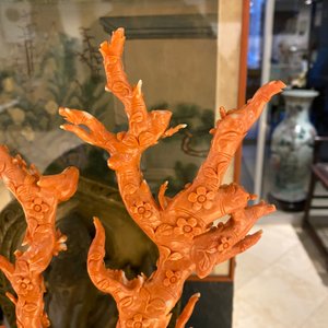 Un grand groupe figurant des oiseaux sur branches fleuries en corail rouge sculpté, Chine, 19/20ème — photo 38