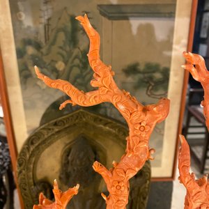 Un grand groupe figurant des oiseaux sur branches fleuries en corail rouge sculpté, Chine, 19/20ème — photo 39
