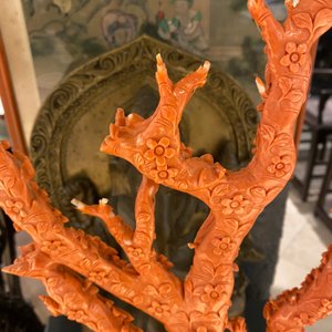 Un grand groupe figurant des oiseaux sur branches fleuries en corail rouge sculpté, Chine, 19/20ème — photo 40