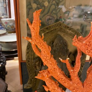 Un grand groupe figurant des oiseaux sur branches fleuries en corail rouge sculpté, Chine, 19/20ème — photo 41
