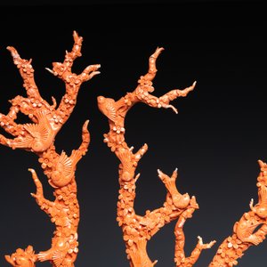Un grand groupe figurant des oiseaux sur branches fleuries en corail rouge sculpté, Chine, 19/20ème — photo 5