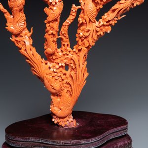 Un grand groupe figurant des oiseaux sur branches fleuries en corail rouge sculpté, Chine, 19/20ème — photo 8