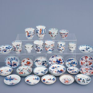 Un grand lot de 44 tasses et 42 soucoupes en porcelaine de Chine de style Imari, Qianlong, 18ème — photo 1