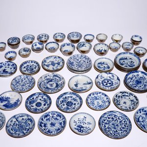 Un grand lot de tasses et soucoupes en porcelaine de Chine bleu et blanc sur fond brun capucin, Kangxi/Qianlong — photo 2